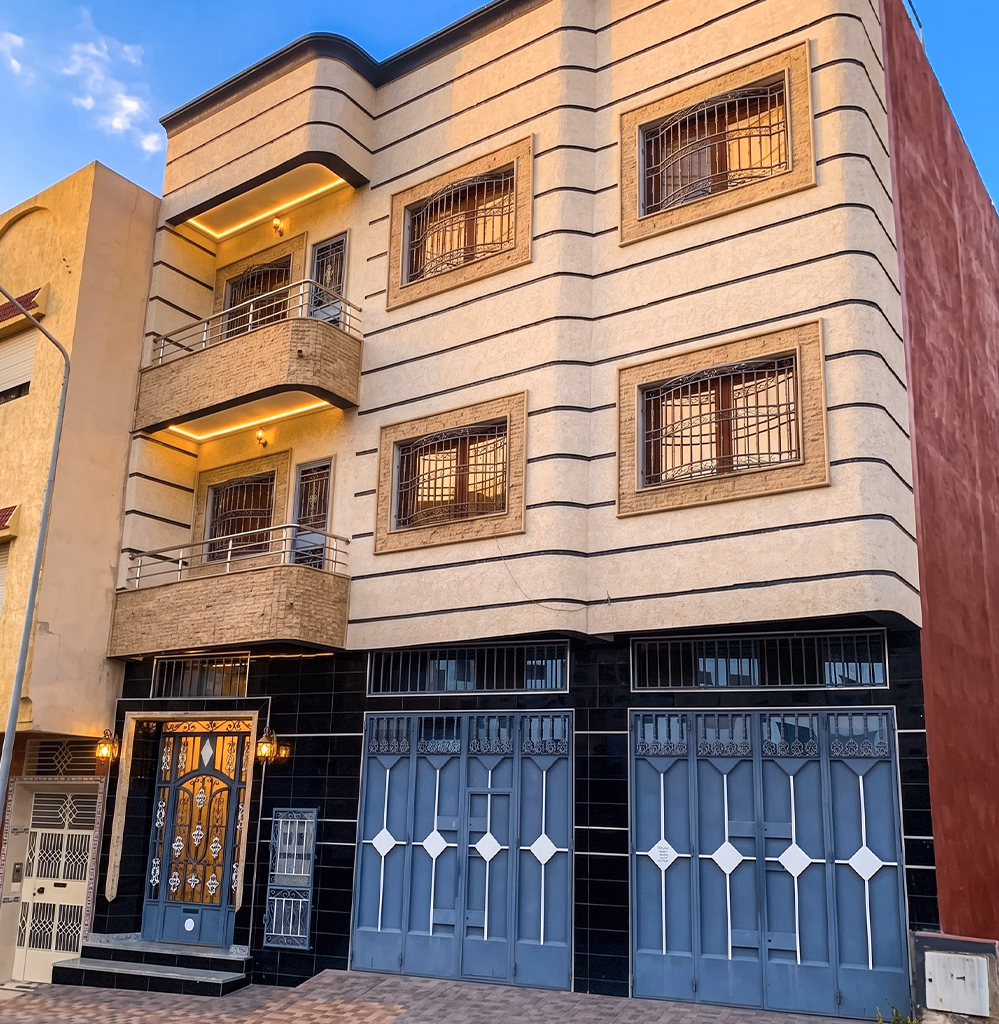 Acheter une maison à Tanger — dar marocaine traditionnelle Art Déco à étages avec balcons, fenêtres en fer forgé décoratif et grandes portes métalliques, accompagnée par l'agence Conciera à Bni Makada, Souani, Charf et Mghougha