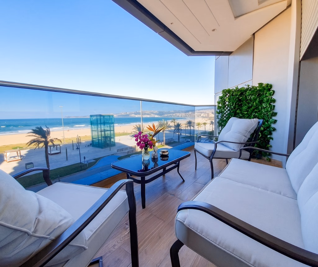 Location appartement à Tanger — balcon avec vue mer sur la baie de Malabata
