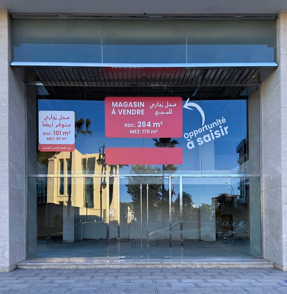 Acheter un local commercial à Tanger — vitrine pied-d'immeuble avec affichage Magasin à Vendre, RDC 264 m² et mezzanine 170 m², opportunité commerciale accompagnée par l'agence Conciera à Boulevard Pasteur, Iberia et Marina Bay