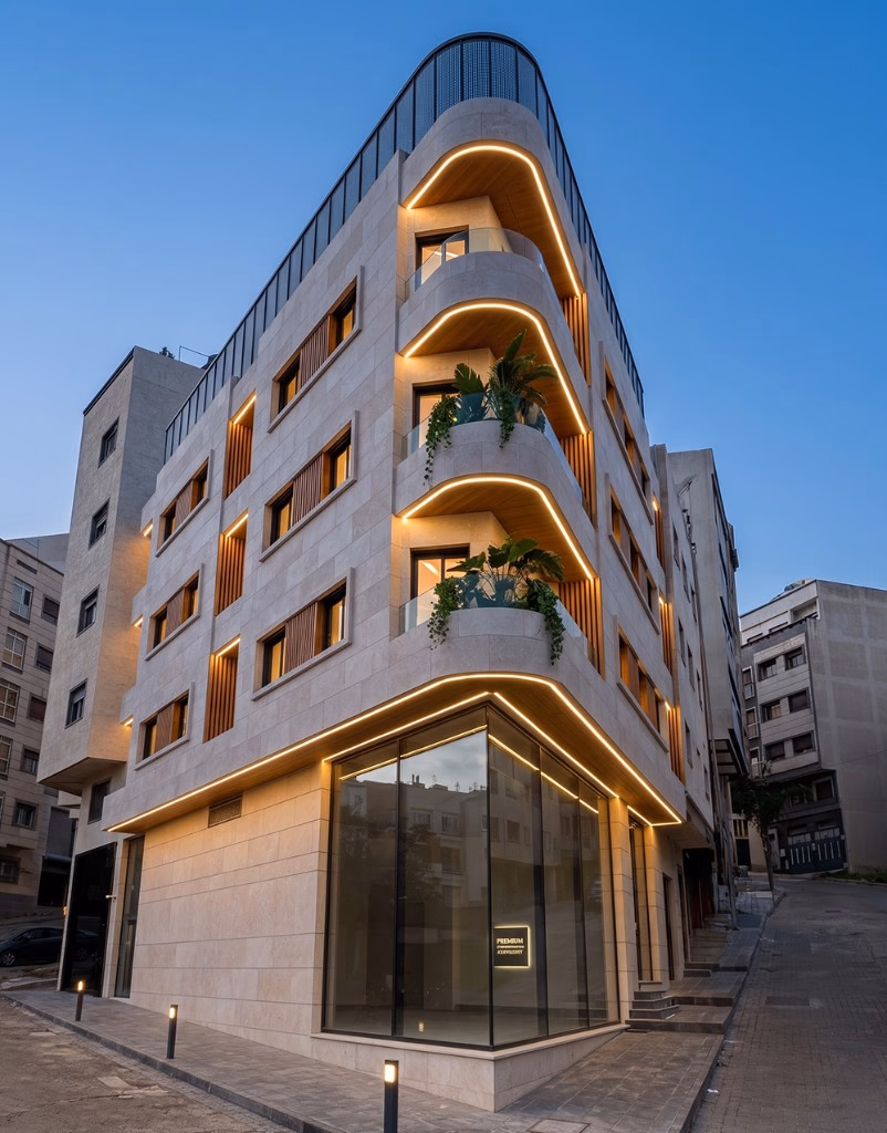 Maison à vendre à Tanger — maison de caractère moderne en pierre de taille avec balcons éclairés LED, plantes suspendues et vitrine premium en angle de rue, commercialisée par l'agence immobilière Conciera à Marshan, Vieille Montagne et Cap Spartel