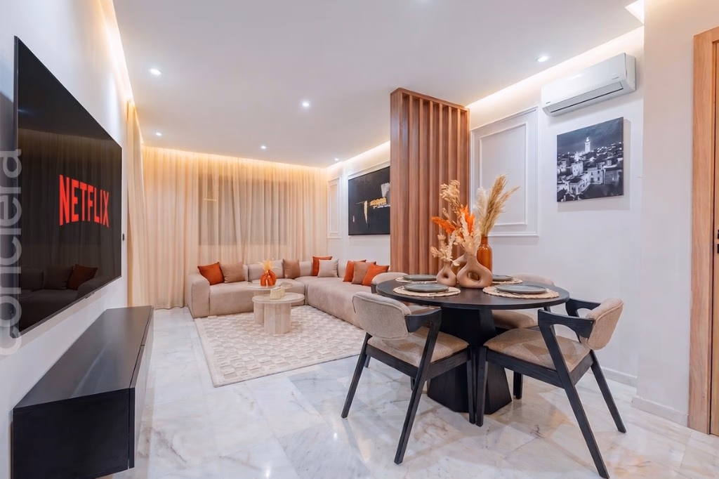 Appartement à louer à Malabata Hills Tanger — salon avec Smart TV Netflix