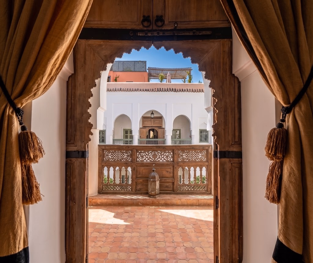 Acheter un riad à Tanger — patio traditionnel avec arches sculptées, plafond cèdre et zelliges, riad rénové accompagné par l'agence Conciera à la Médina et la Kasbah
