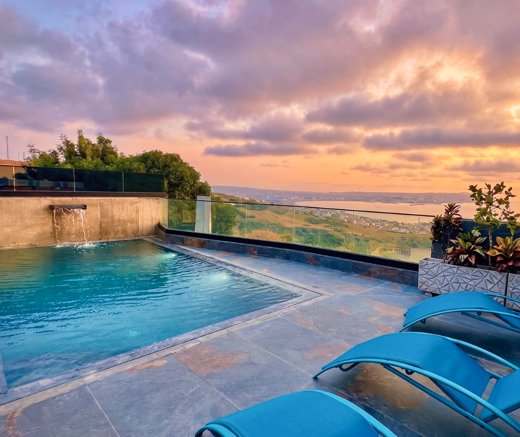 Piscine privée à débordement avec coucher de soleil sur la baie de Tanger — Villa Nouinouich Feddan Saidi
